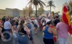 Los ceutíes se echan a la calle para exigir la salida de la ONG del edificio cedido por el Gobierno y destapado por OKDIARIO: «¡Fuera, sinvergüenzas!»