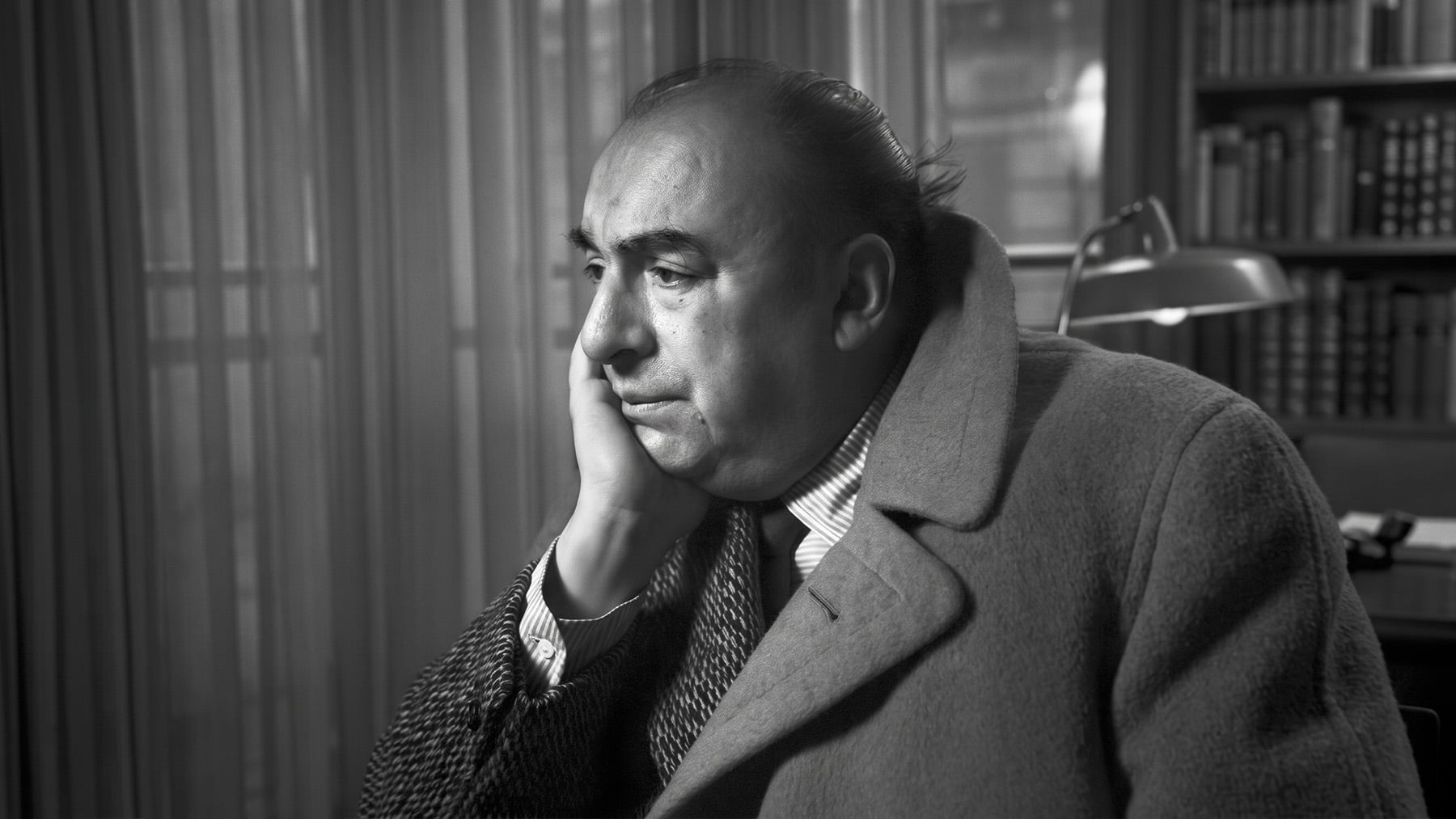 Pablo Neruda, premio Nobel de Literatura chileno: Sobre la tierra, antes que la escritura y la imprenta, existió la poesía