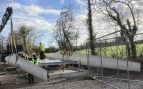 Montaje del BladeBridge, el puente peatonal construido con aspas de aerogenerador recicladas, en Cork, Irlanda (26 de enero de 2022). Fuente: Re-Wind Network.