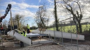 Montaje del BladeBridge, el puente peatonal construido con aspas de aerogenerador recicladas, en Cork, Irlanda (26 de enero de 2022). Fuente: Re-Wind Network.