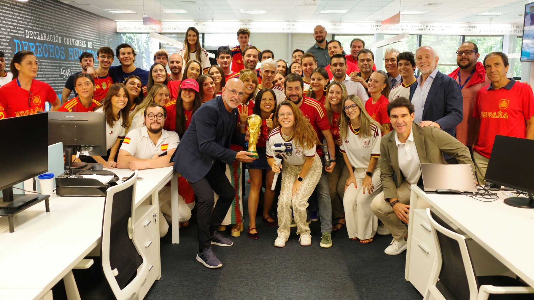 El Mundial entra en OKDIARIO: recibimiento de campeón a Luis de la Fuente