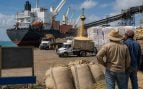 Descarga de alimentos desde un buque de carga en un puerto
