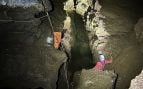 Un espeleólogo explora la nueva sala que conecta la Cueva de los Postes con la Cueva Nueva, en el sistema kárstico de Fuentes de León (Badajoz). Fuente: Ayuntamiento de Fuentes de León.