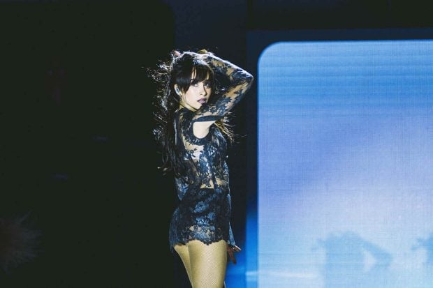Aitana cantando en un concierto