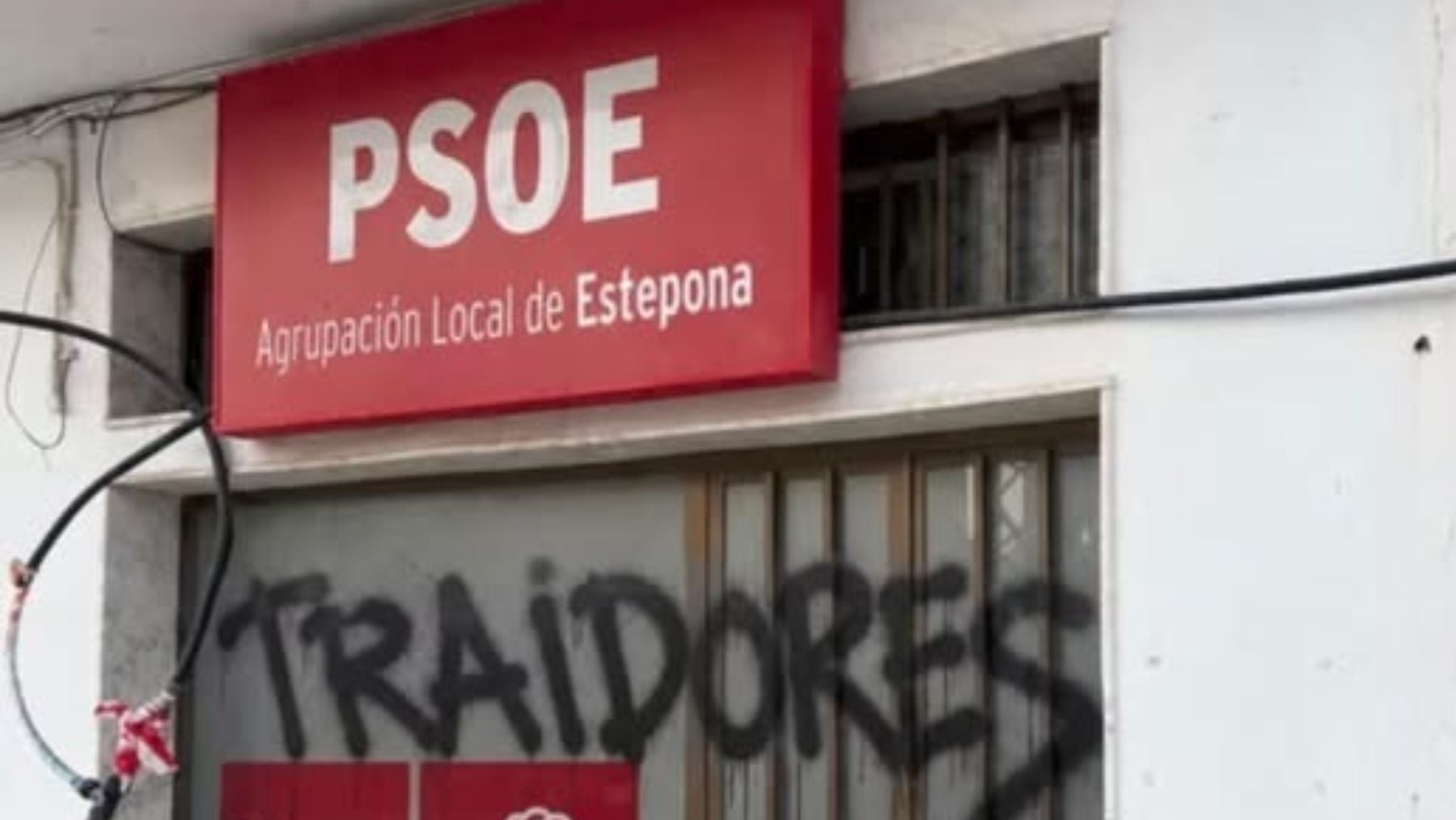 La sede del PSOE de Estepona nunca tuvo una pintada de TRAIDORES: la fotografía estaba hecha con IA