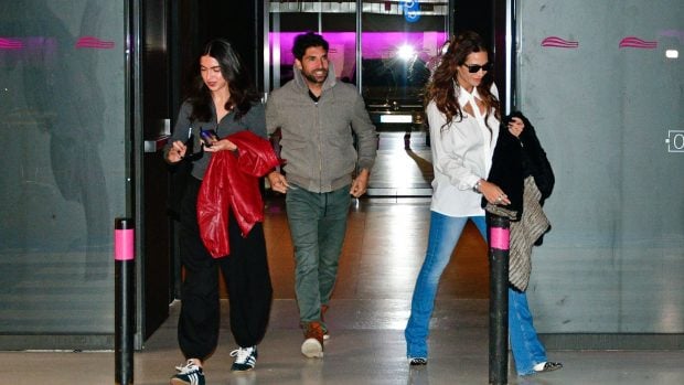 Lucía y Cayetano Rivera con Tamara Gorro. (Foto: Europa Press)