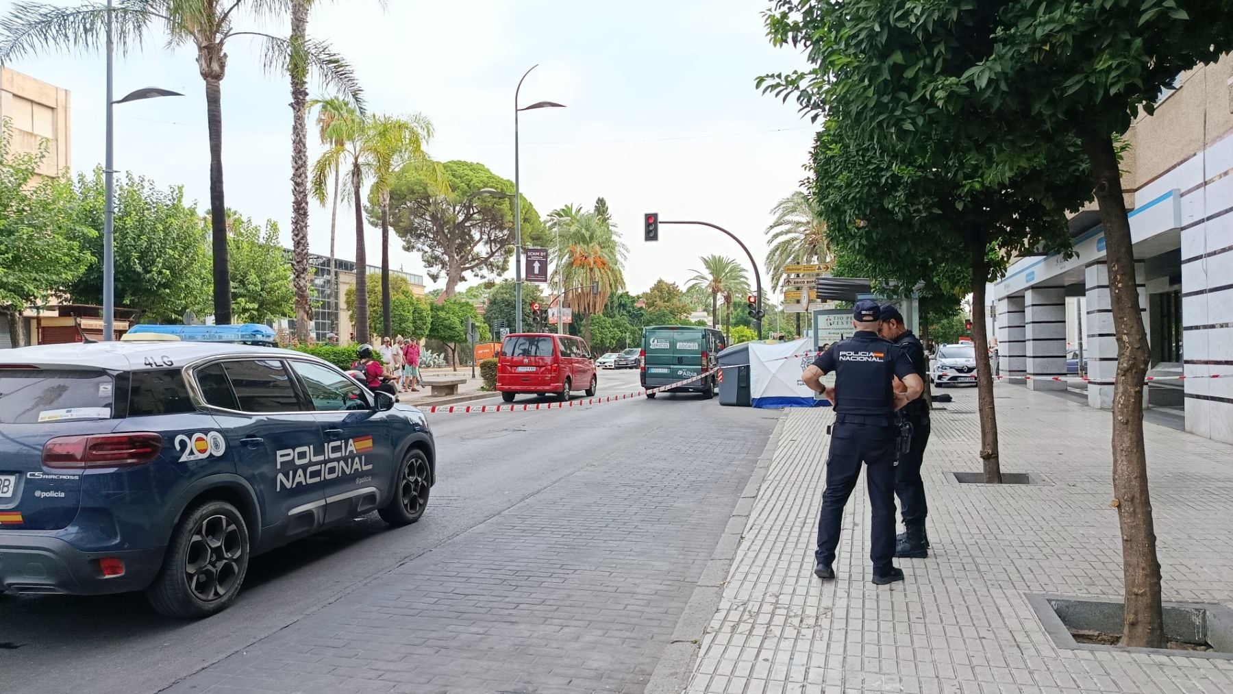 Hallan un cadáver en el interior de un contenedor de basura en pleno centro de Jerez de la Frontera (Cádiz)