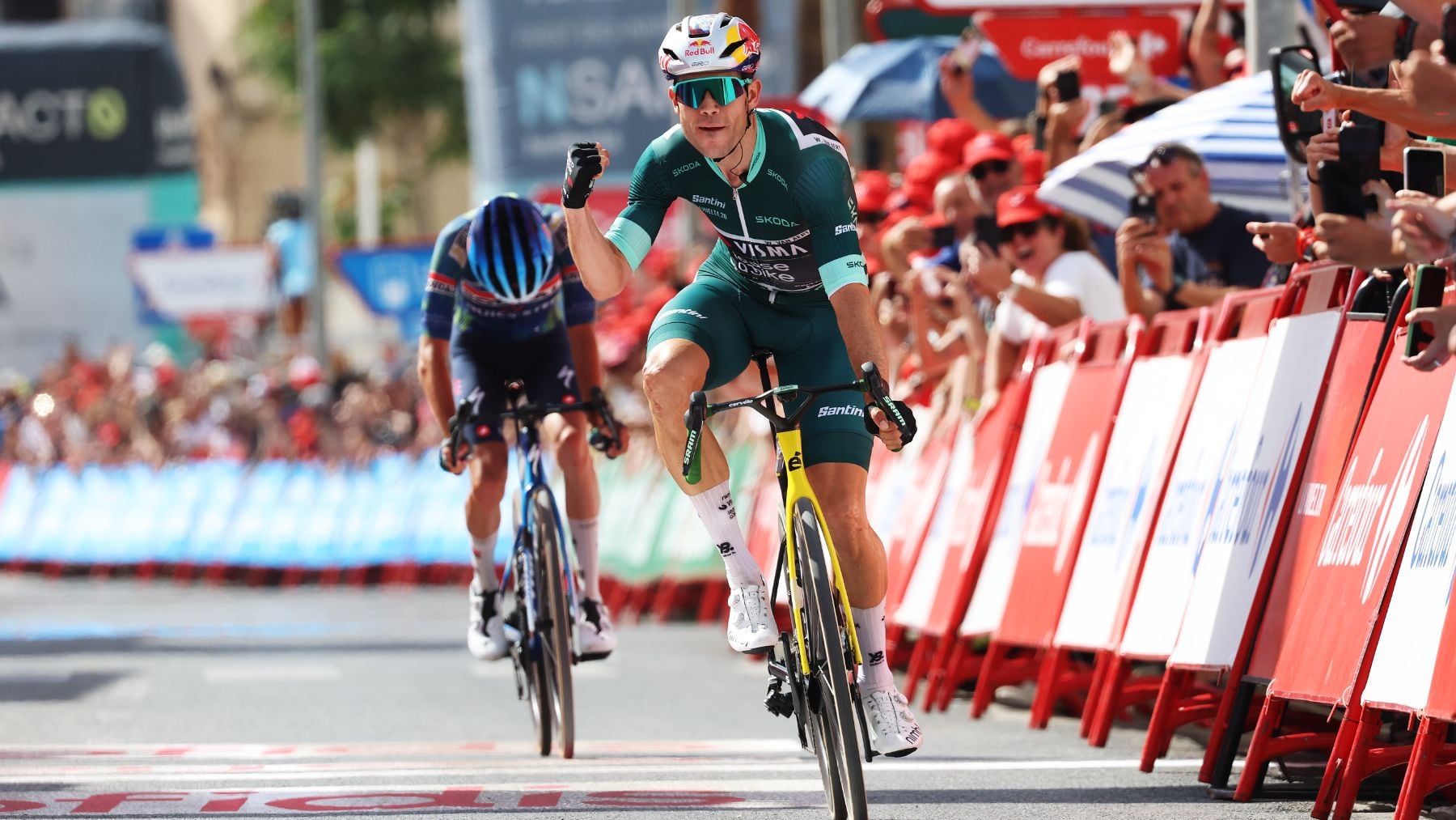 Van Aert reina en una fuga multitudinaria y consolida el verde de la Vuelta en Loja