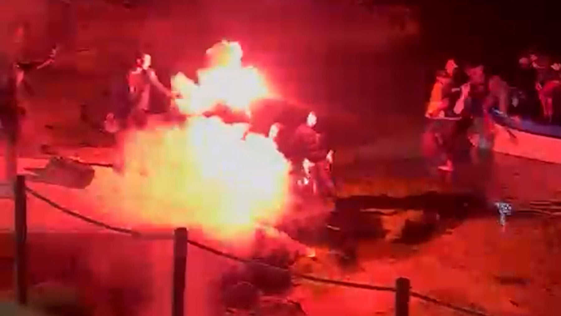 Inmigrantes ilegales festejan con bengalas su llegada en patera a la costa sur de Mallorca
