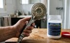 Las expertas en limpieza coinciden: el truco para eliminar el sarro de los orificios de la ducha y aumentar la presión del agua