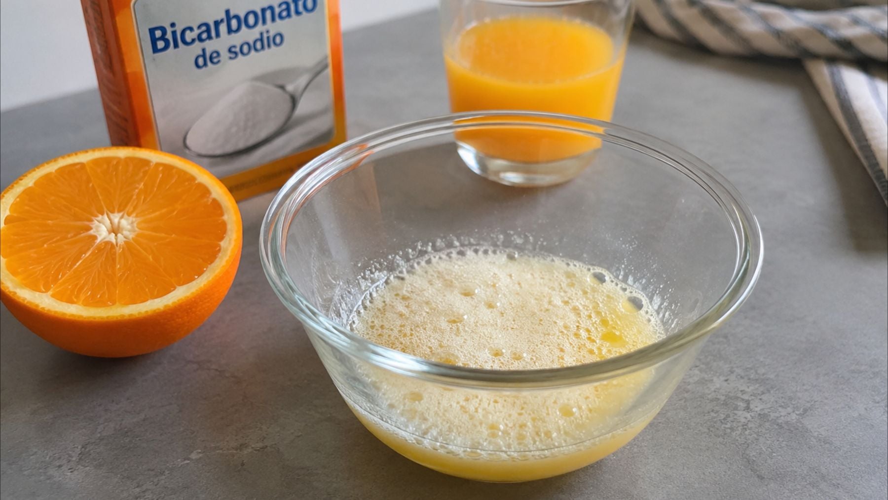 Mezcla de bicarbonato y zumo de naranja. (Foto generada por IA)
