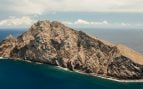 La isla de Redonda antes de la restauración ecológica, con el paisaje árido causado por las cabras y ratas invasoras. Foto: Ed Marshall / Fauna & Flora.