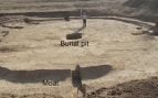 Vista aérea del túmulo escita excavado en Novozavedennoye-III (sur de Rusia), con la fosa de enterramiento (