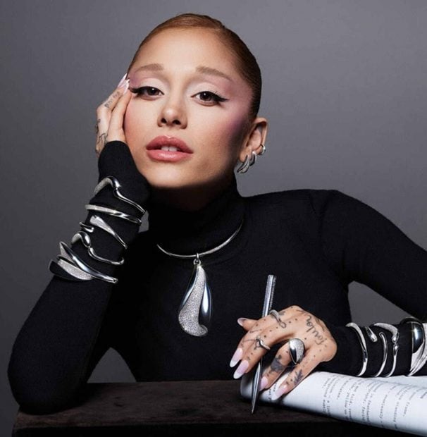 Ariana Grande posa para Swarovski, novedades m&aacute;s COOL