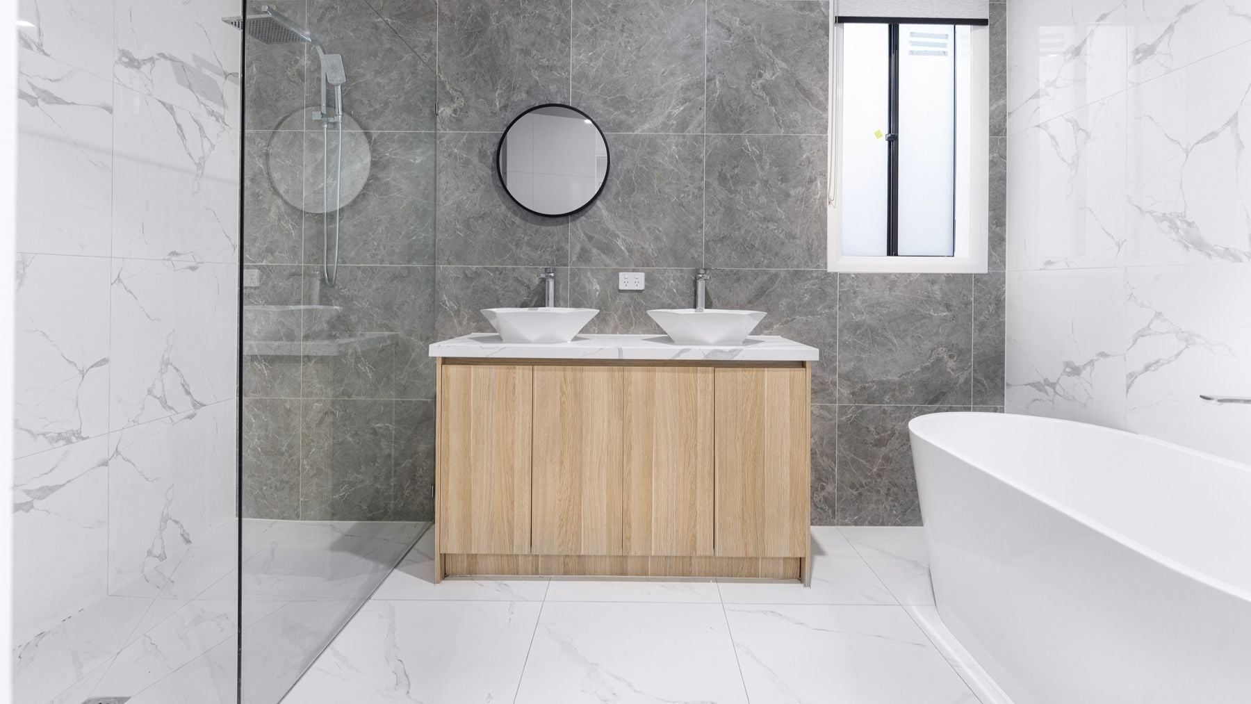 Adiós a las bañeras y los platos de ducha: los expertos coinciden y esta va a ser la nueva tendencia en 2027, más práctica y elegante