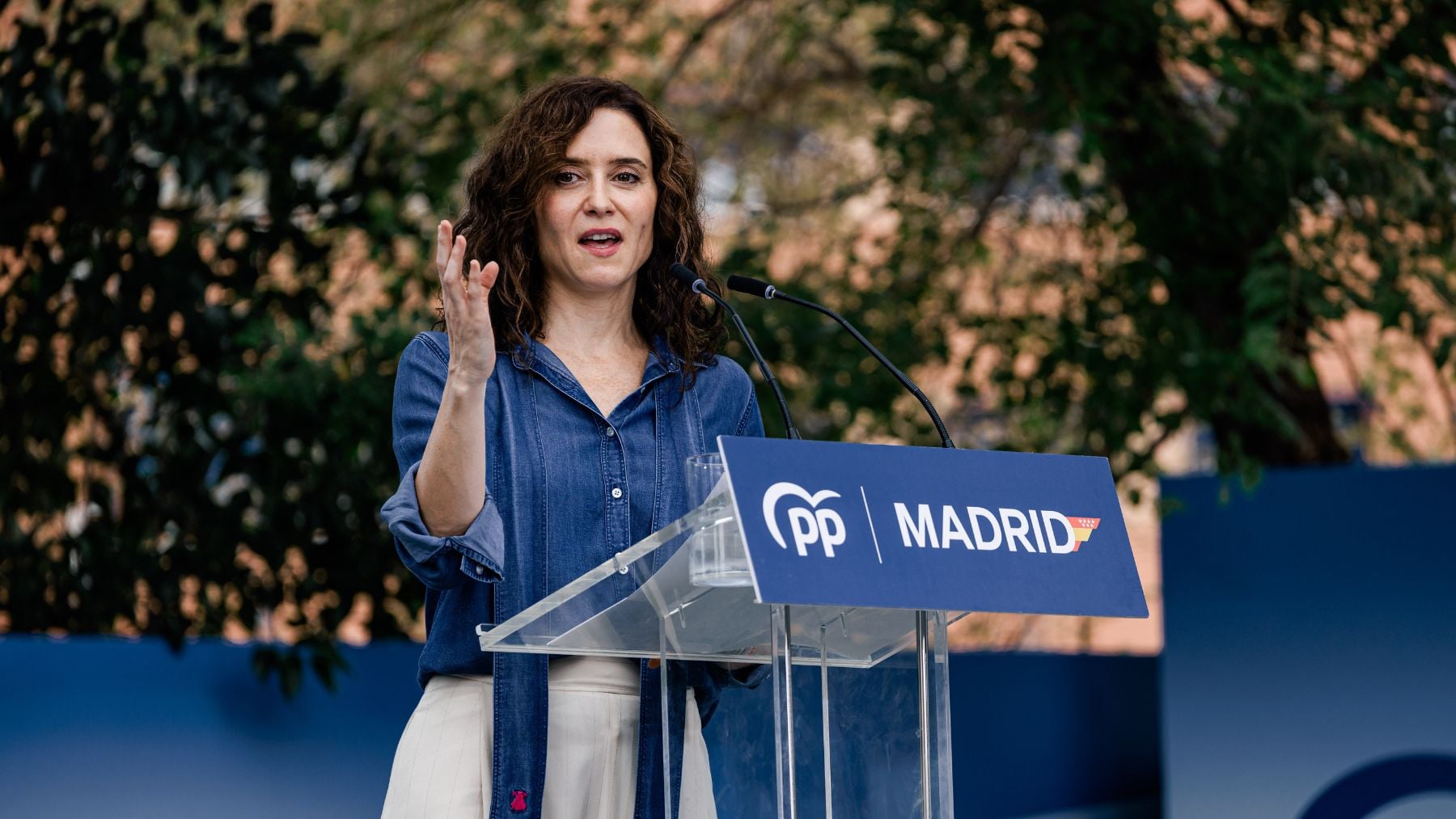 Ayuso, al jeta de la Mareta, Sánchez: No hay derecho a hundir España y abandonarla yéndote de vacaciones
