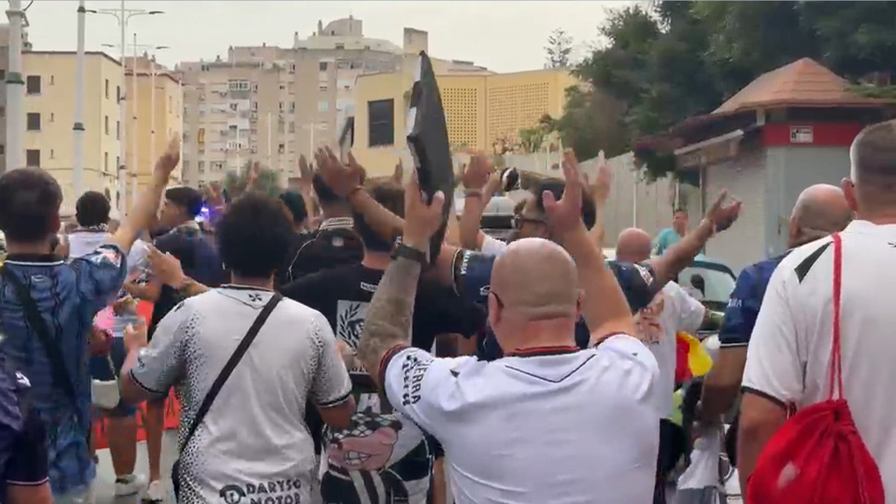 La afición del Ceuta arropa a sus vecinos tras la invasión migratoria