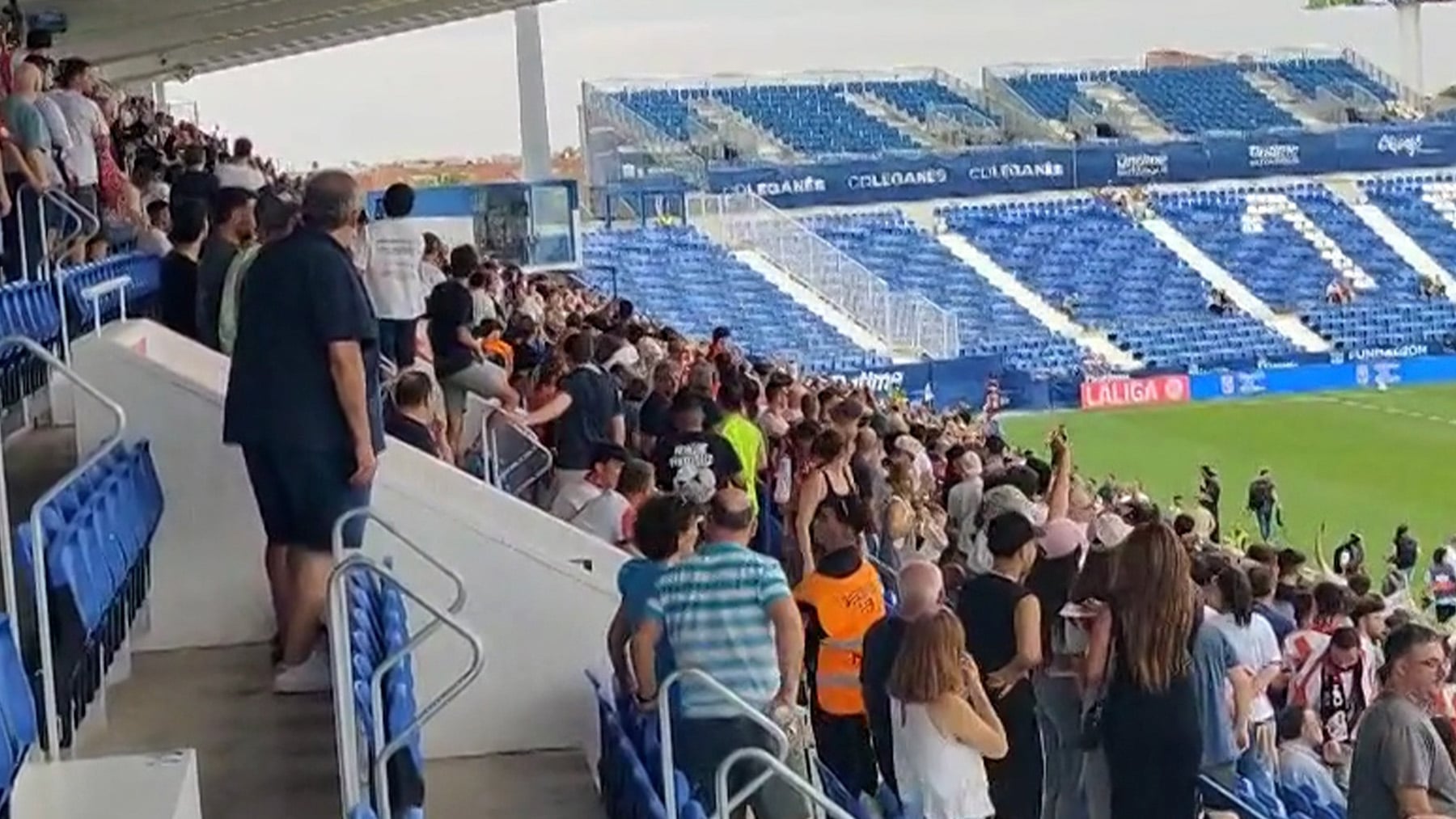 Pocos pero muy claros: la afición del Rayo en Leganés vuelven a entonar el ¡fuera, fuera! contra Presa