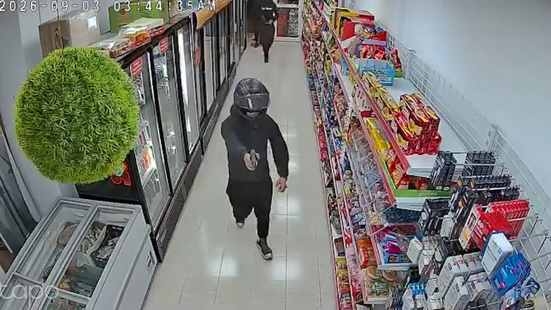 Tres jóvenes encapuchados y armados con pistolas irrumpen de madrugada en un supermercado de Palma