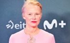 Las uñas transparentes con efecto de cristal de Pamela Anderson llevan la manicura minimalista a otro nivel