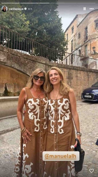 Cari Lapique con una amiga suya