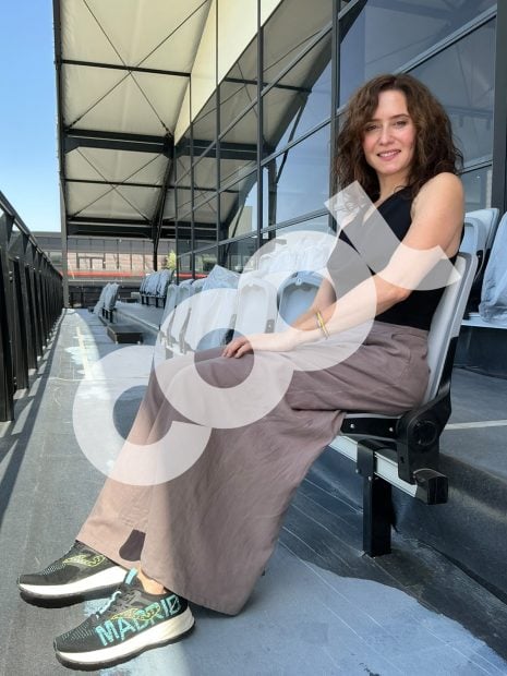 Ayuso con unas zapatillas de Madrid