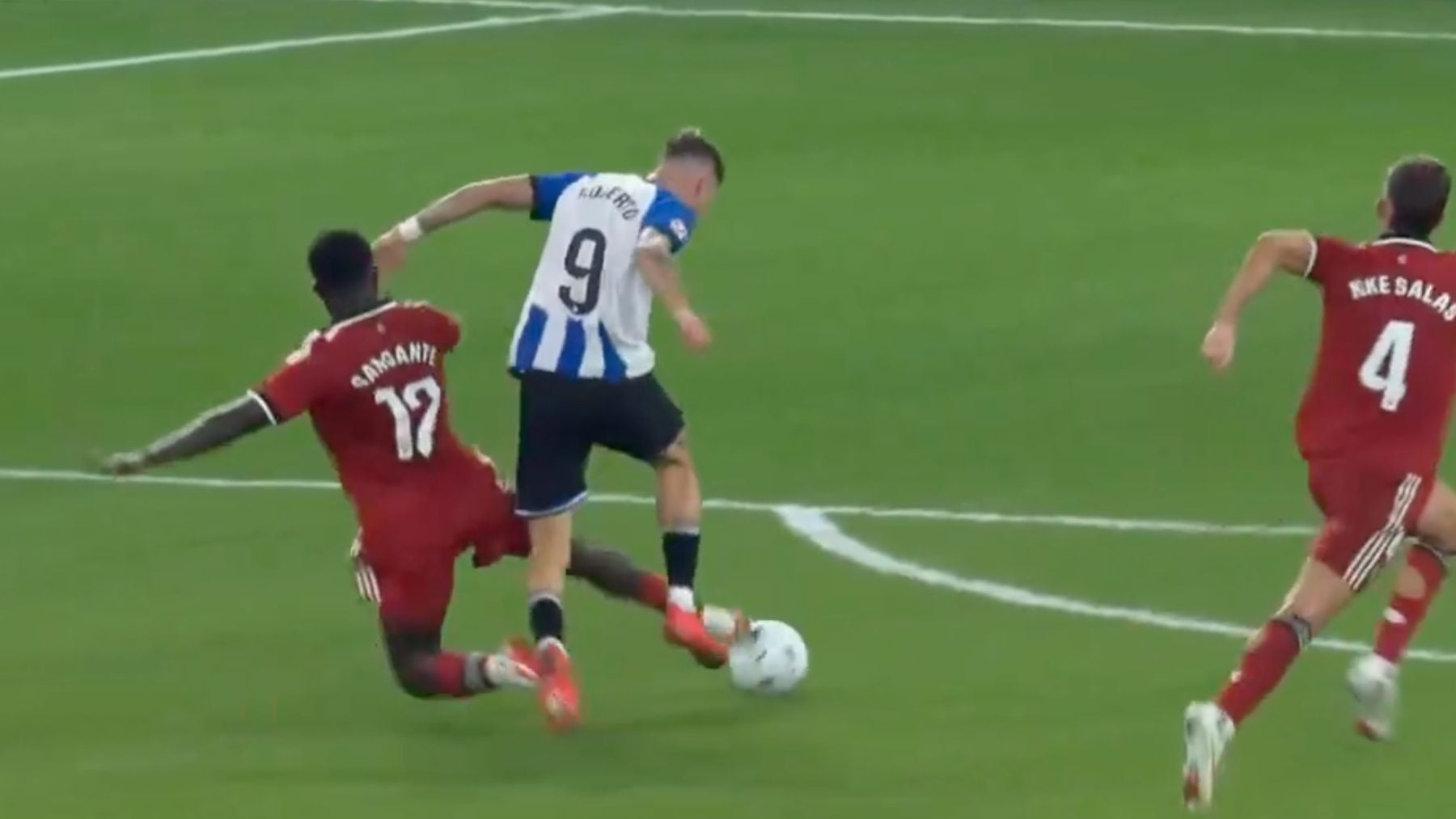 Enésimo escándalo arbitral: dejan al Sevilla con uno menos por una jugada que ni fue falta y el VAR no aparece