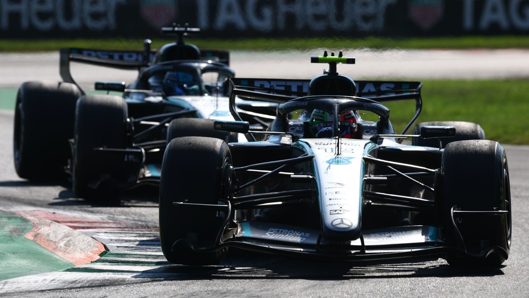 Antonelli firma la mayor remontada de la historia para ganar en Monza, con Sainz decimotercero y Alonso abandona