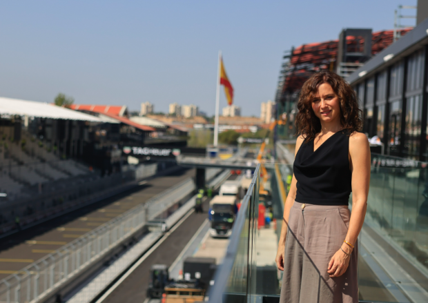 Isabel Díaz Ayuso sobre la recta de llegada del circuito de Madring.
