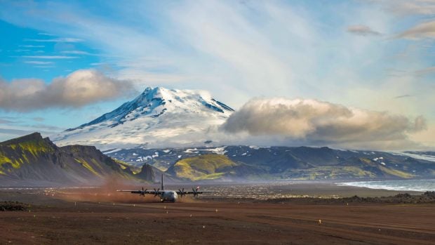 Avión en la isla volcánica Jan Mayen.