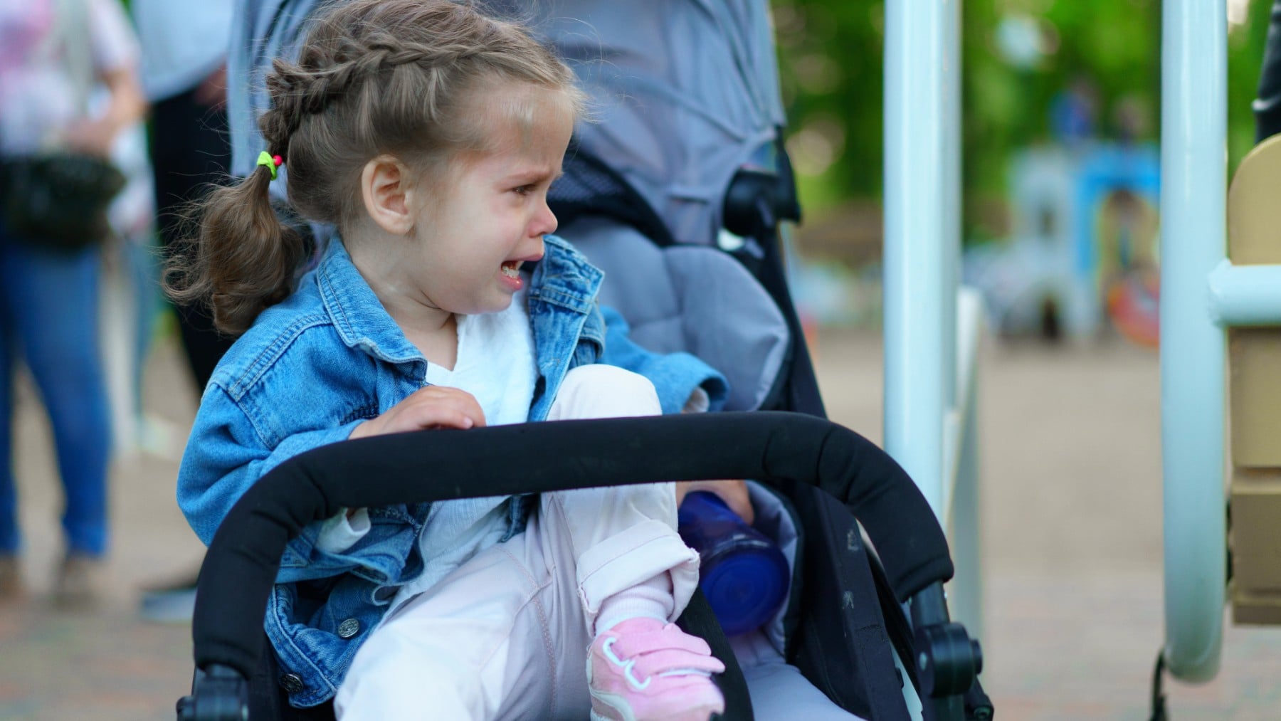 Una niña con una rabieta en plena calle