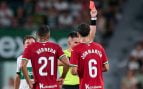 El árbitro expulsa a Jon Martín en el Elche-Real Sociedad