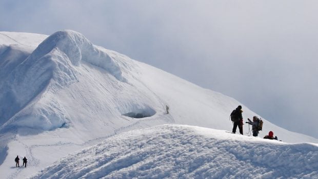 Escaladores en el cráter del volcán Beerenberg en la isla Jan Mayen.