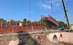 El Consell de Mallorca instala la pasarela de madera sobre el torrente de Sant Miquel en el vial cívico entre Sa Pobla y Crestatx