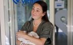 Lucía Pombo junto a su hija Lola. (Foto: Europa Press)