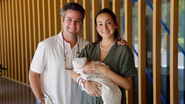 Luc&iacute;a Pombo y su marido junto a su hija Lola. (Foto: Europa Press)