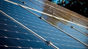 Paneles solares fotovoltaicos utilizados para generar electricidad renovable