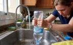 Los fontaneros expertos instan a poner una botella de plástico con agua en el desagüe del fregadero: por qué y para qué sirve