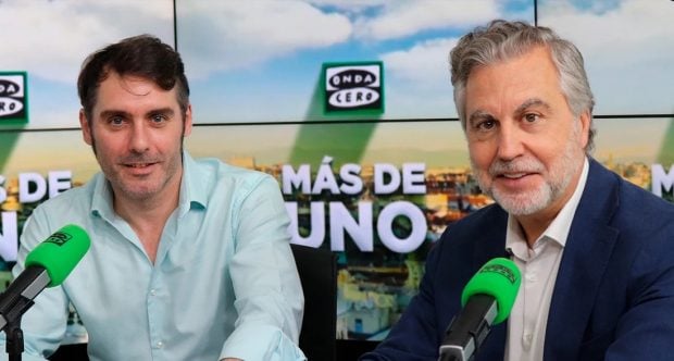 Rafa Latorre y Carlos Alsina, presentadores de M&aacute;s de uno, en Onda Cero (Foto: Atresmedia).