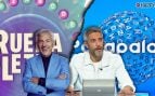 Montaje de imágenes de Carlos Sobera en Rueda la letra y Roberto Leal en Pasapalabra (Mediaset/Atresmedia).