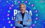 Carlos Sobera junto al logo de Rueda la letra (Mediaset).