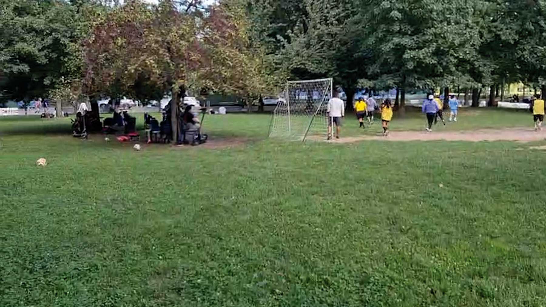 Pícnics improvisados, fútbol, reggaetón y negocios ambulantes: el atrezo del US Open