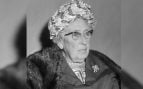 Agatha Christie a su llegada al aeropuerto de Schiphol (Ámsterdam), en 1964. Foto: Joop van Bilsen / Anefo, Archivo Nacional de los Países Bajos (CC0).