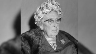 Agatha Christie a su llegada al aeropuerto de Schiphol (Ámsterdam), en 1964. Foto: Joop van Bilsen / Anefo, Archivo Nacional de los Países Bajos (CC0).