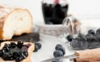 Un desayuno con mermelada de arándanos casera. Foto: Magnific