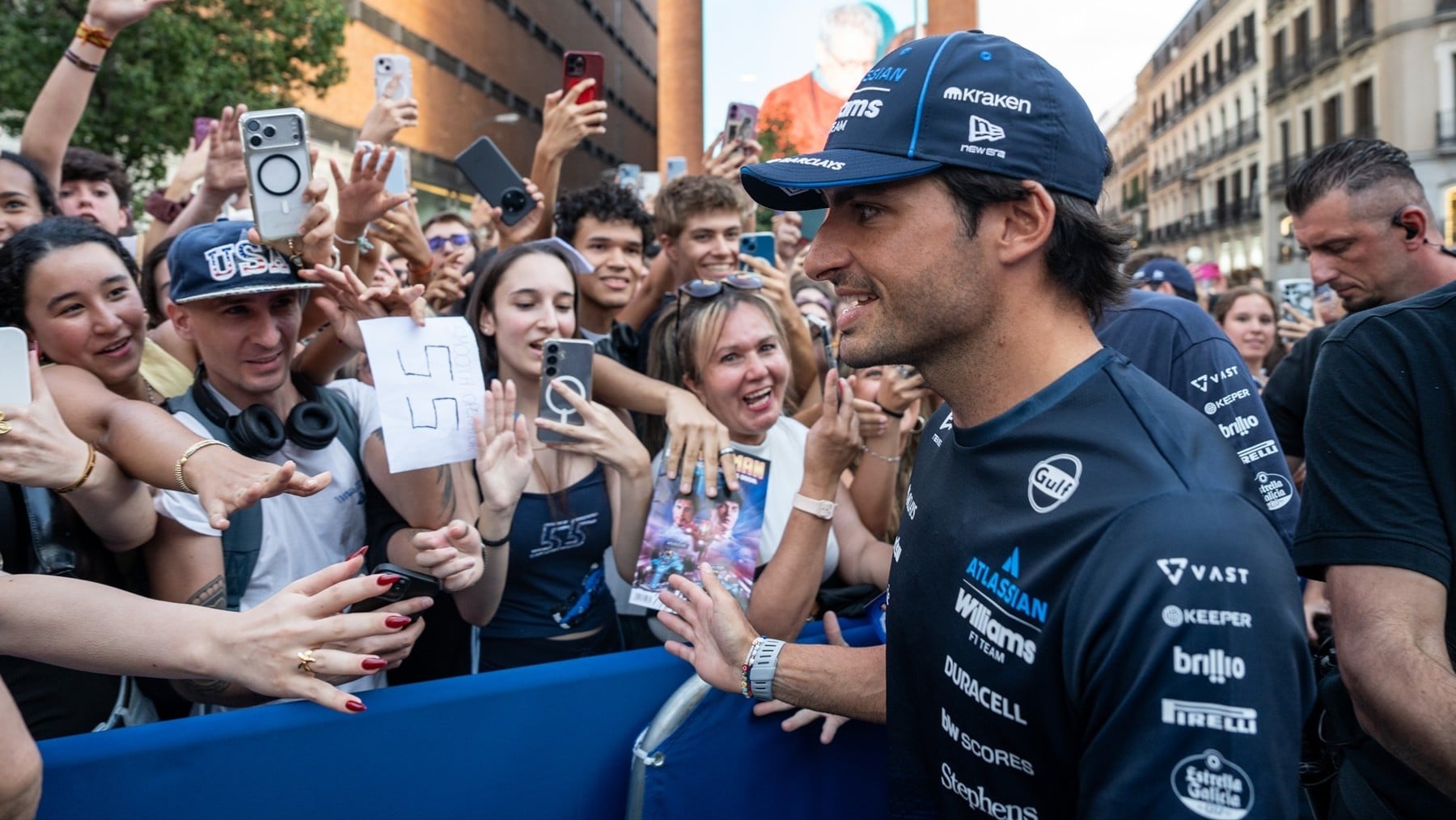 La presencia de Sainz ‘cierra’ la fan zone de Williams antes de tiempo por la multitud de aficionados