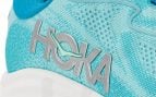Unas zapatillas Hoka.