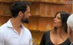 Un soltero hablando con la camarera de First Dates. (Mediaset)