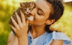 Una mujer sostiene a su gato en brazos. Foto: prostooleh / Freepik.