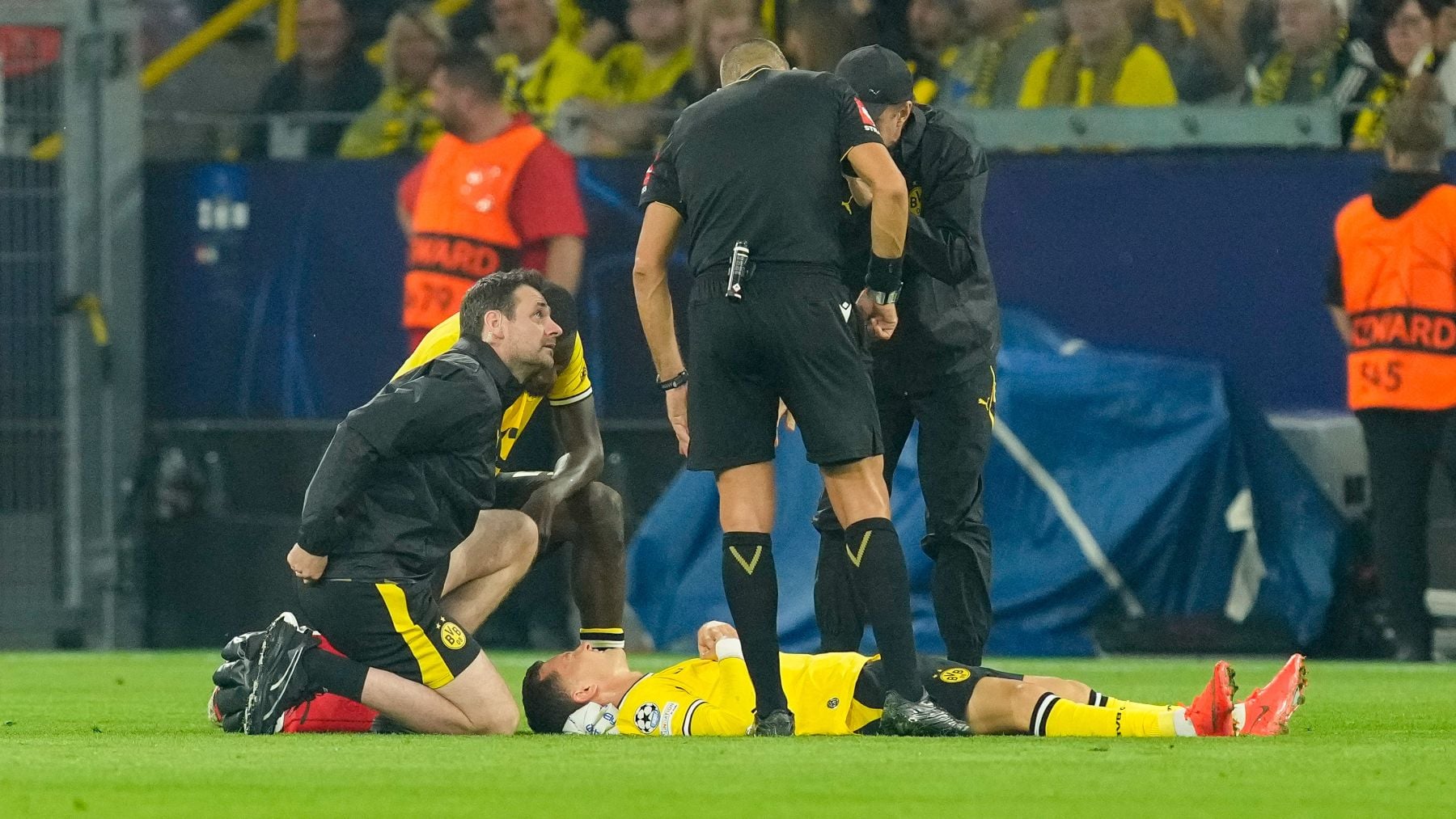 Trasladan al jugador del Dortmund Karetsas al hospital tras desplomarse por problemas circulatorios en el partido contra el Villarreal
